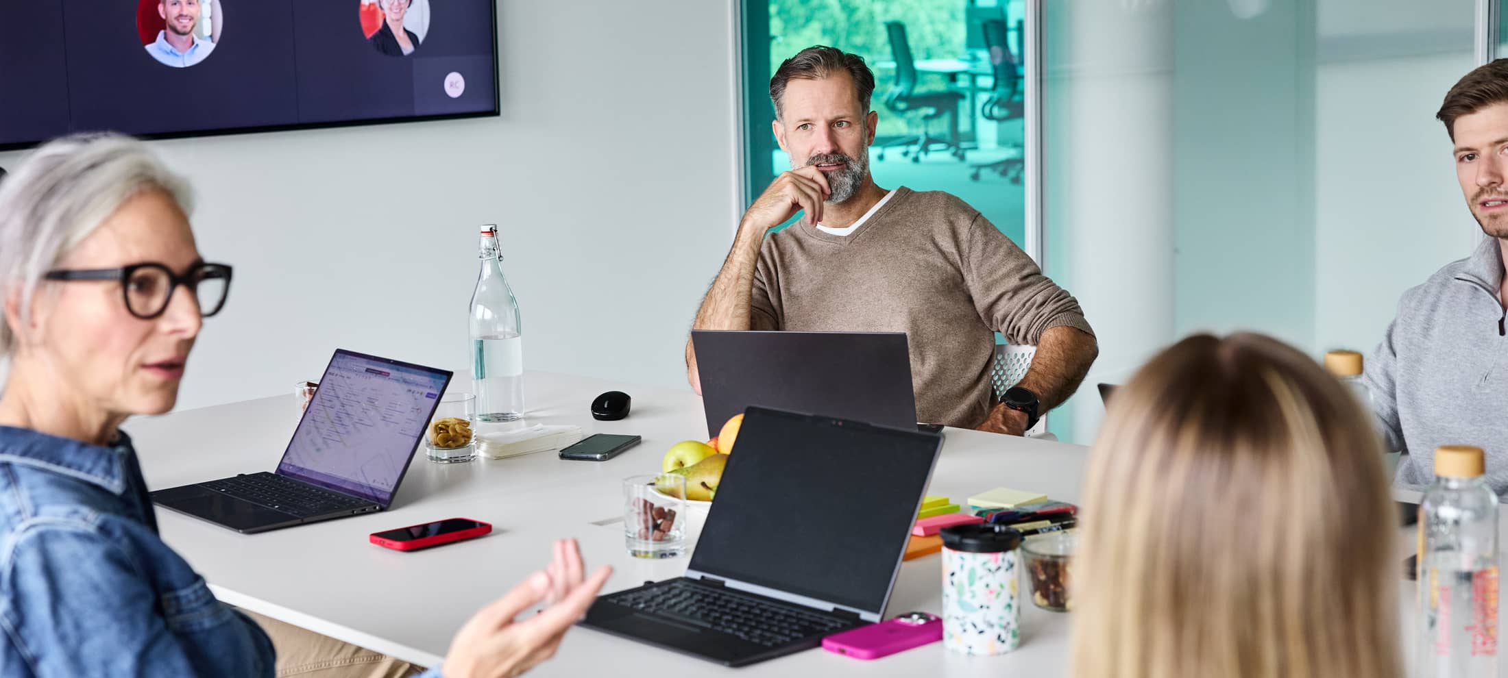 Mitarbeitende haben ein Meeting