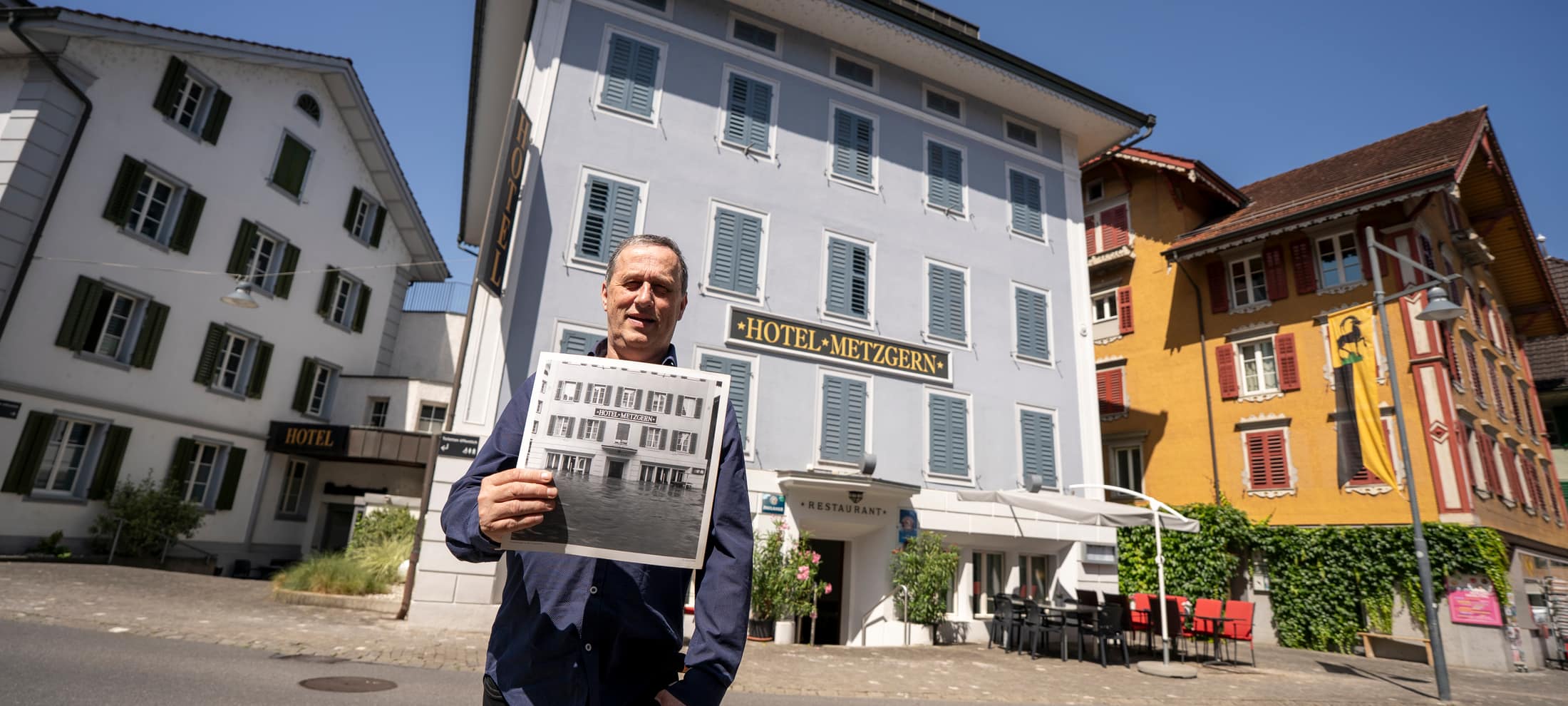 Erich Frunz, tenancier du restaurant Metzgern, à Sarnen, devant son établissement. 