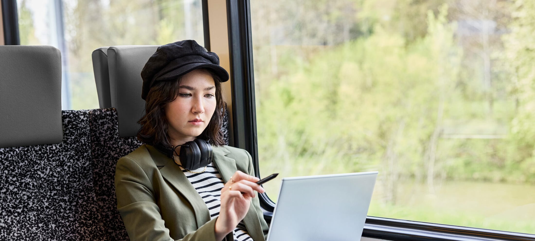 Une femme dans le train devant son ordinateur portable
