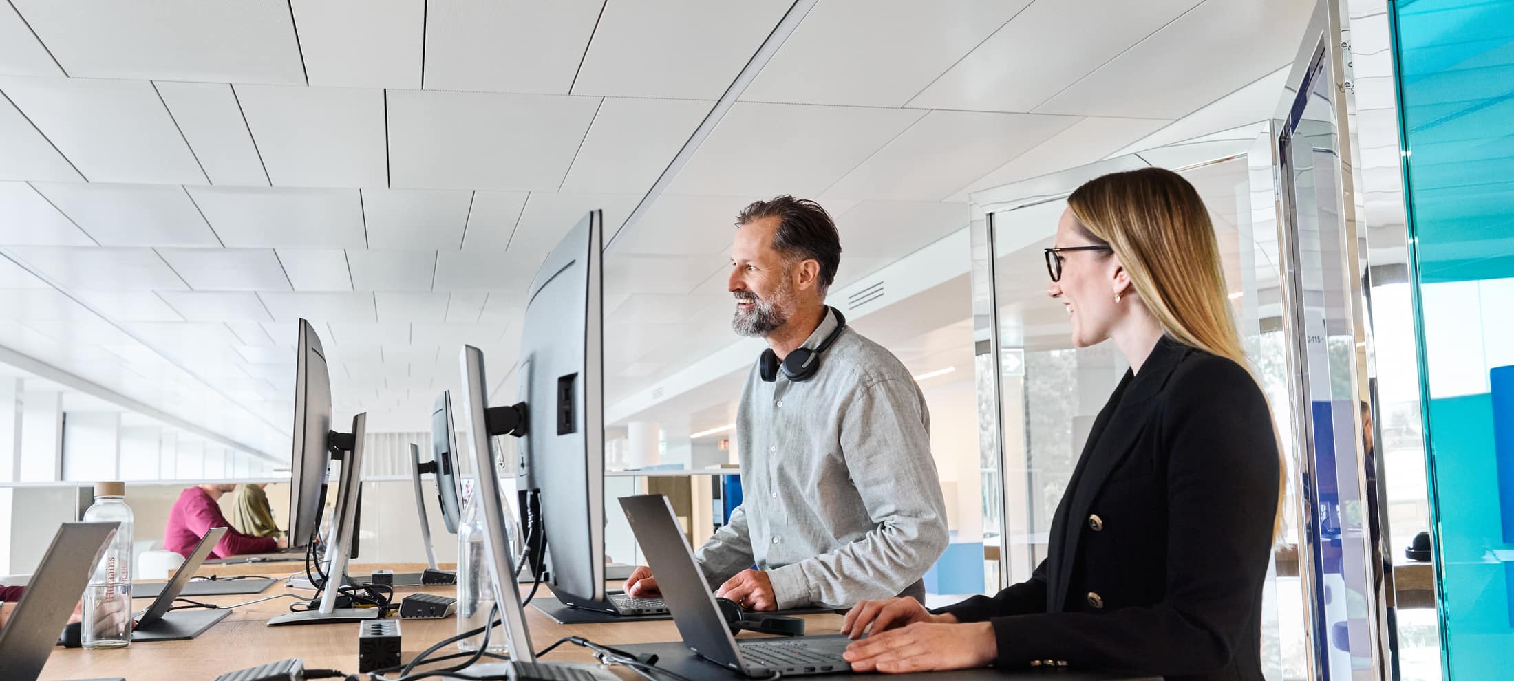 3 Personen bei der Arbeit am Computer