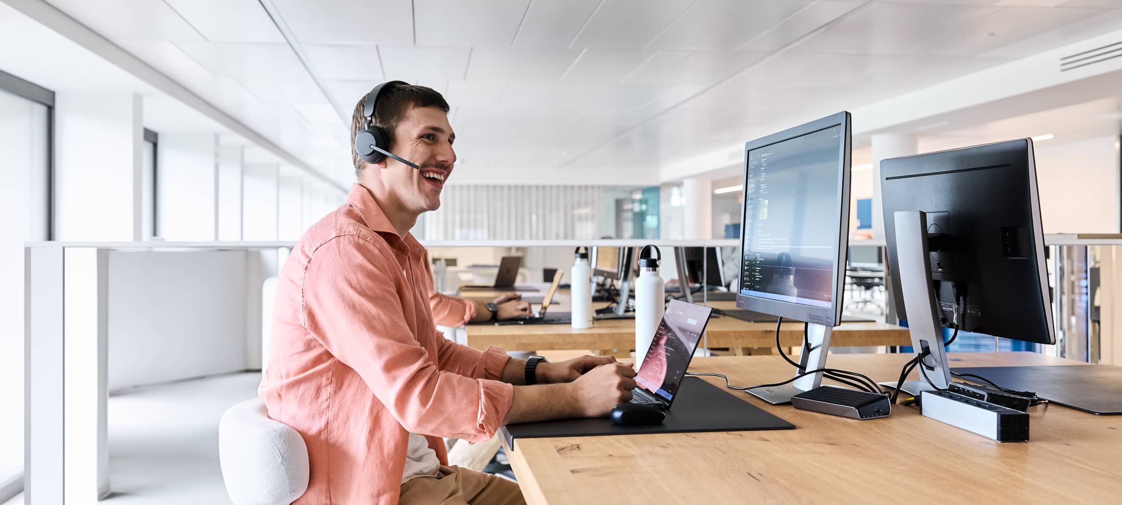 Deux personnes au travail
