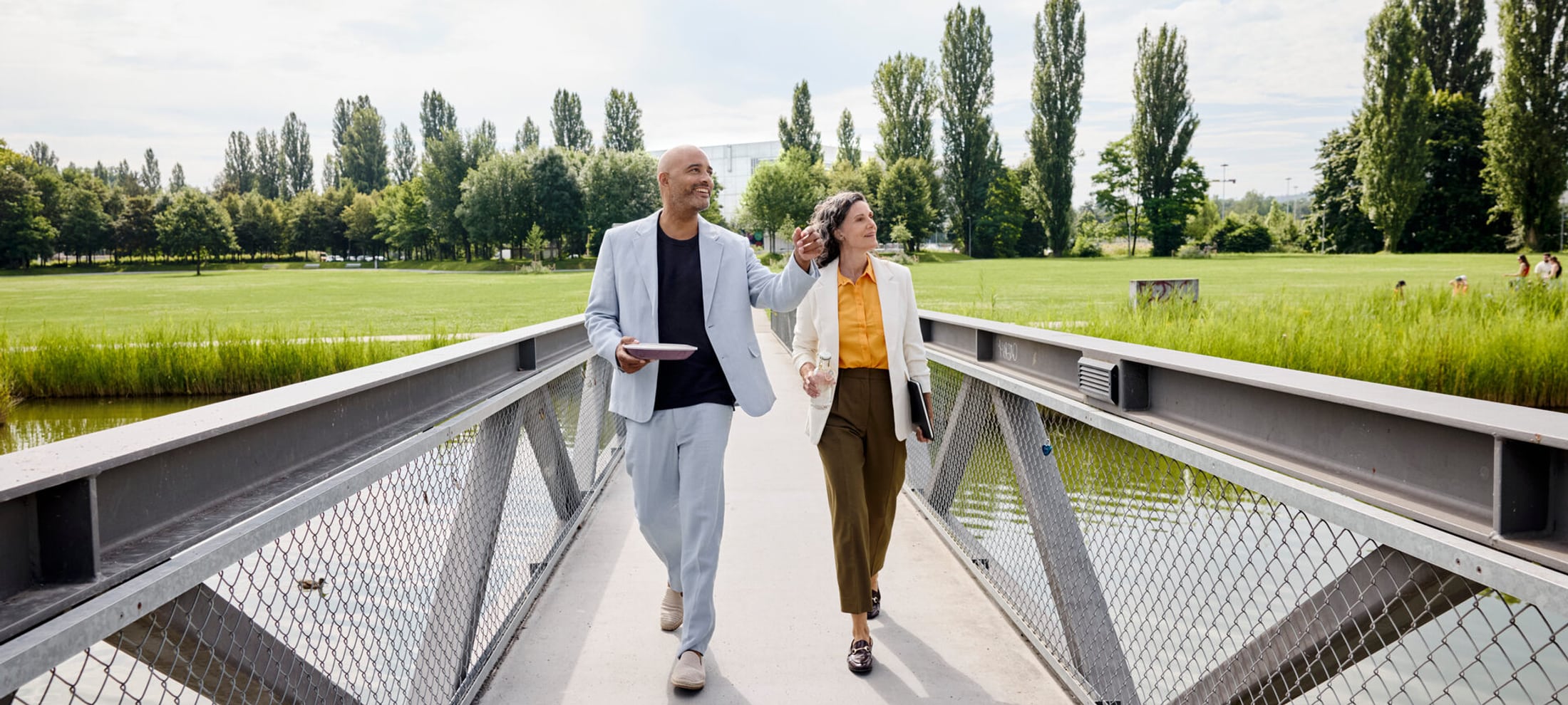 Mann und Frau gehen glücklich über eine Brücke