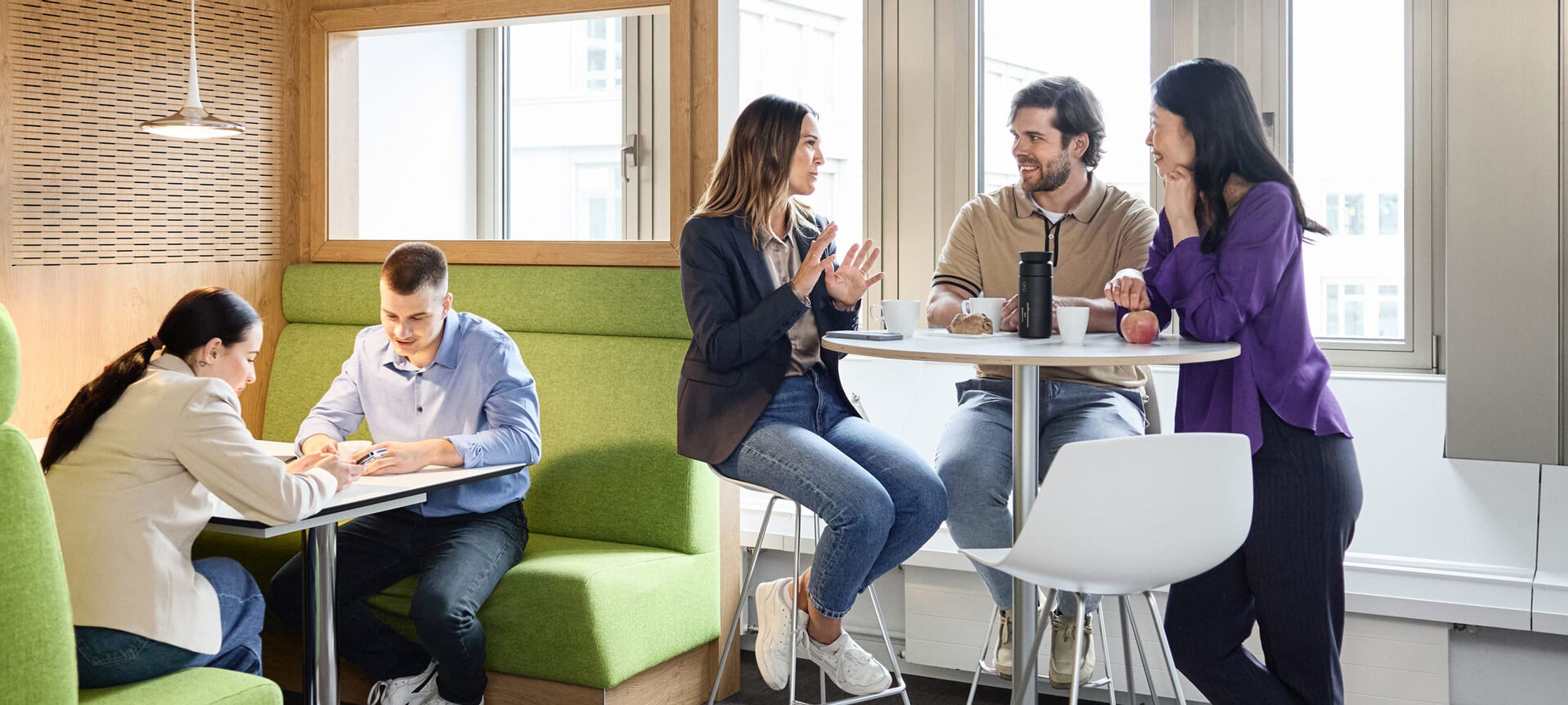 Team arbeitet gemeinsam an Lösungen für gesunde Zusammenarbeit und nachhaltige Arbeitsbedingungen.