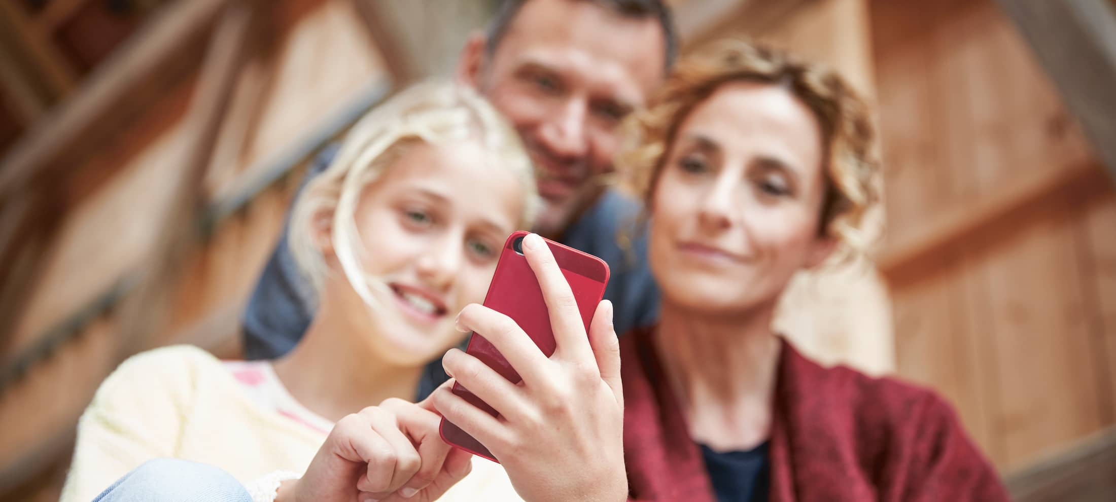 Familie schaut auf ein Smartphone