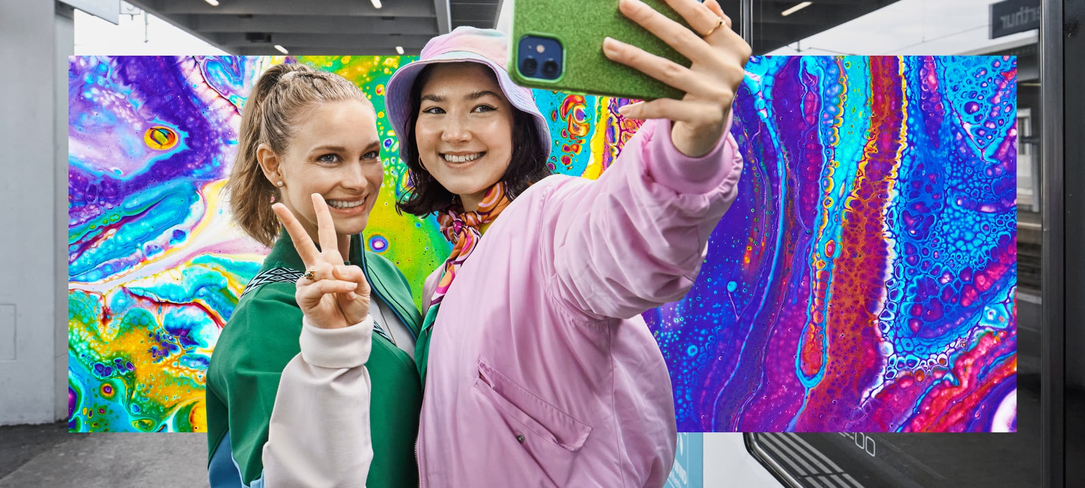 Zwei Junge Frauen machen ein Selfie vor dem Zug