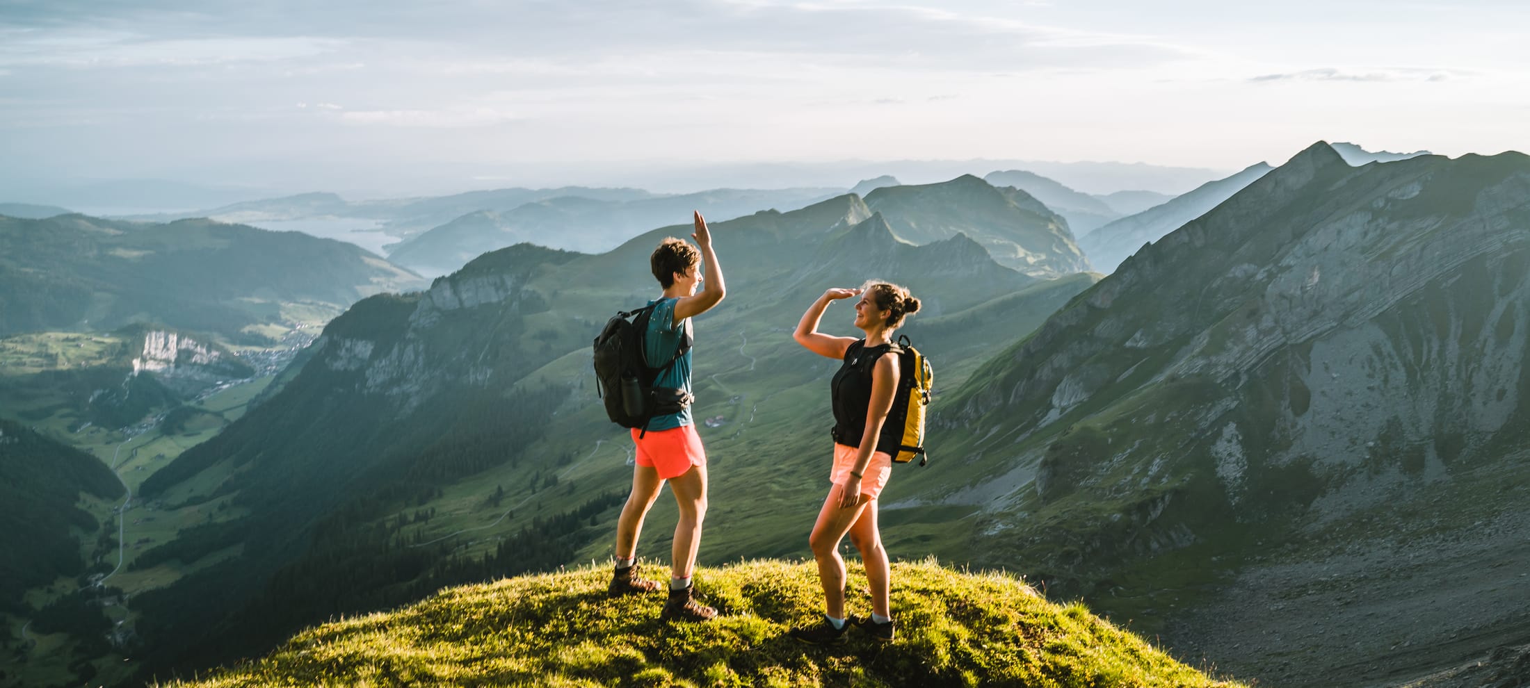 Zwei Personen am Wandern