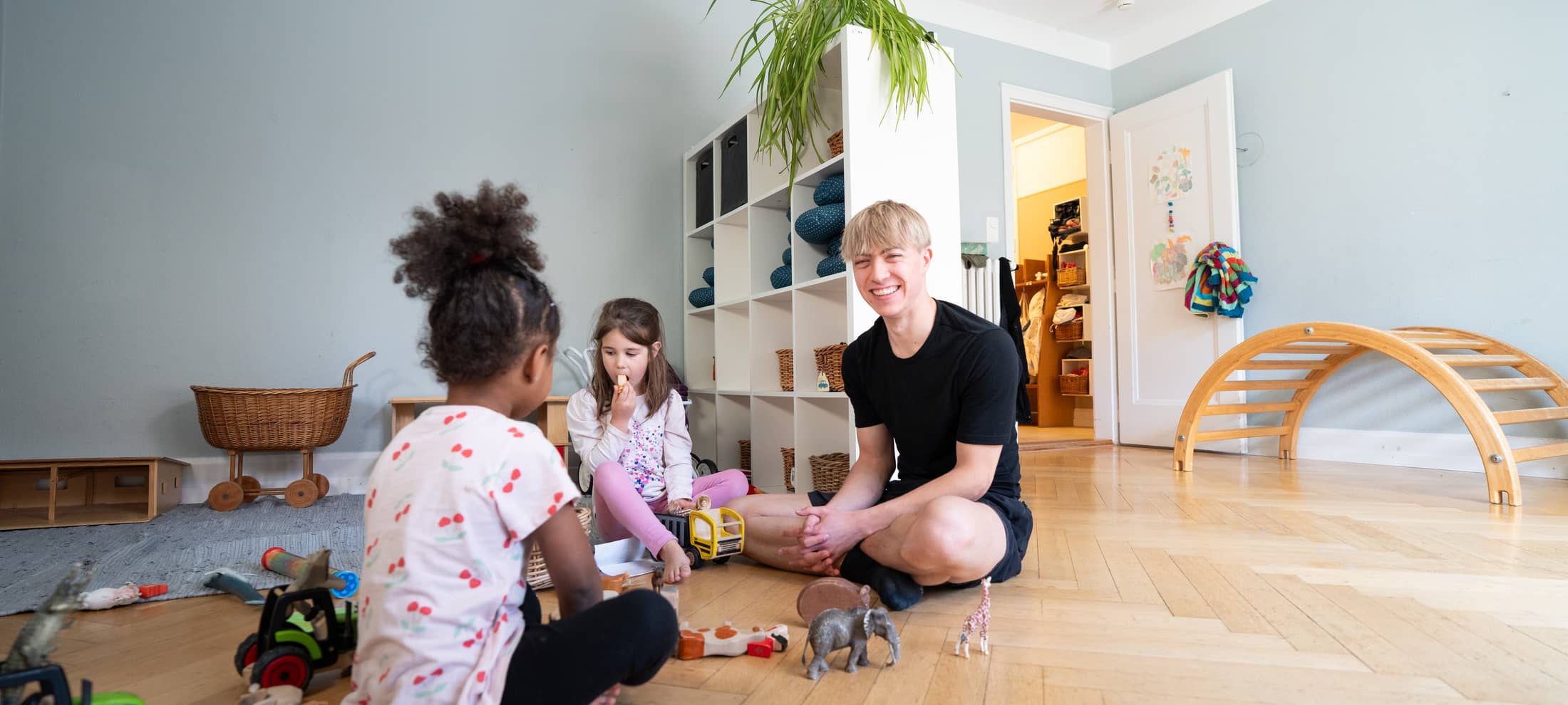 Zwei Kinder und ein Fachmann Betreuung spielen zusammen