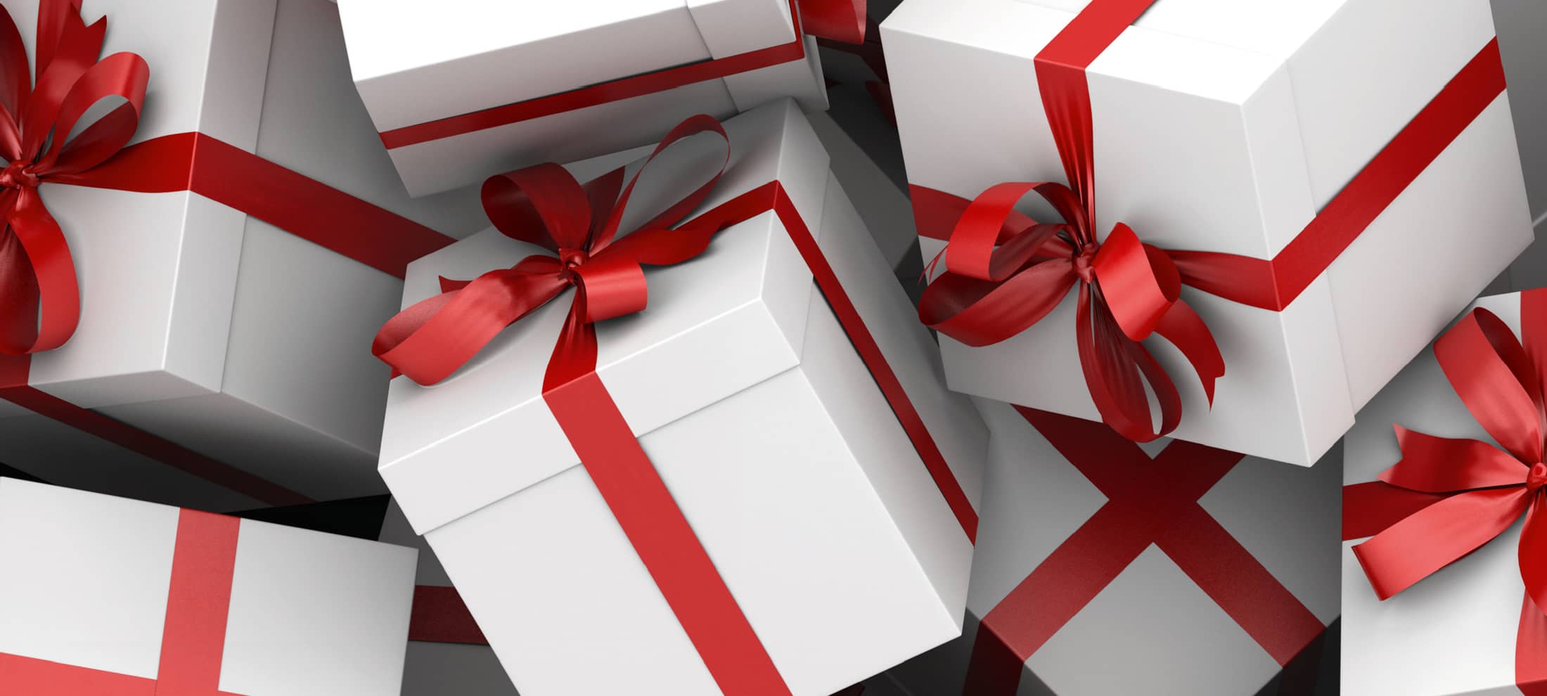 Weisse Päckli mit einer roten Schlaufe. 