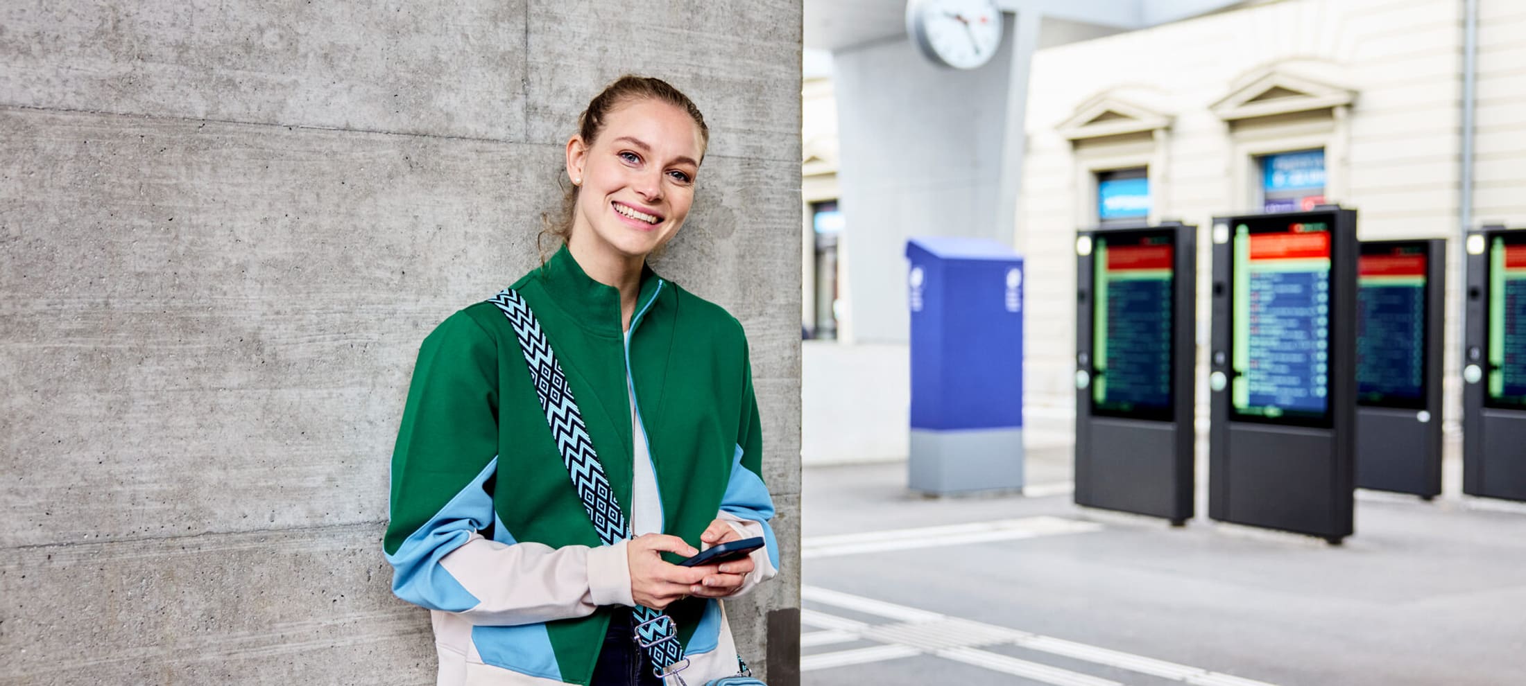 junge Frau am Bahnhof