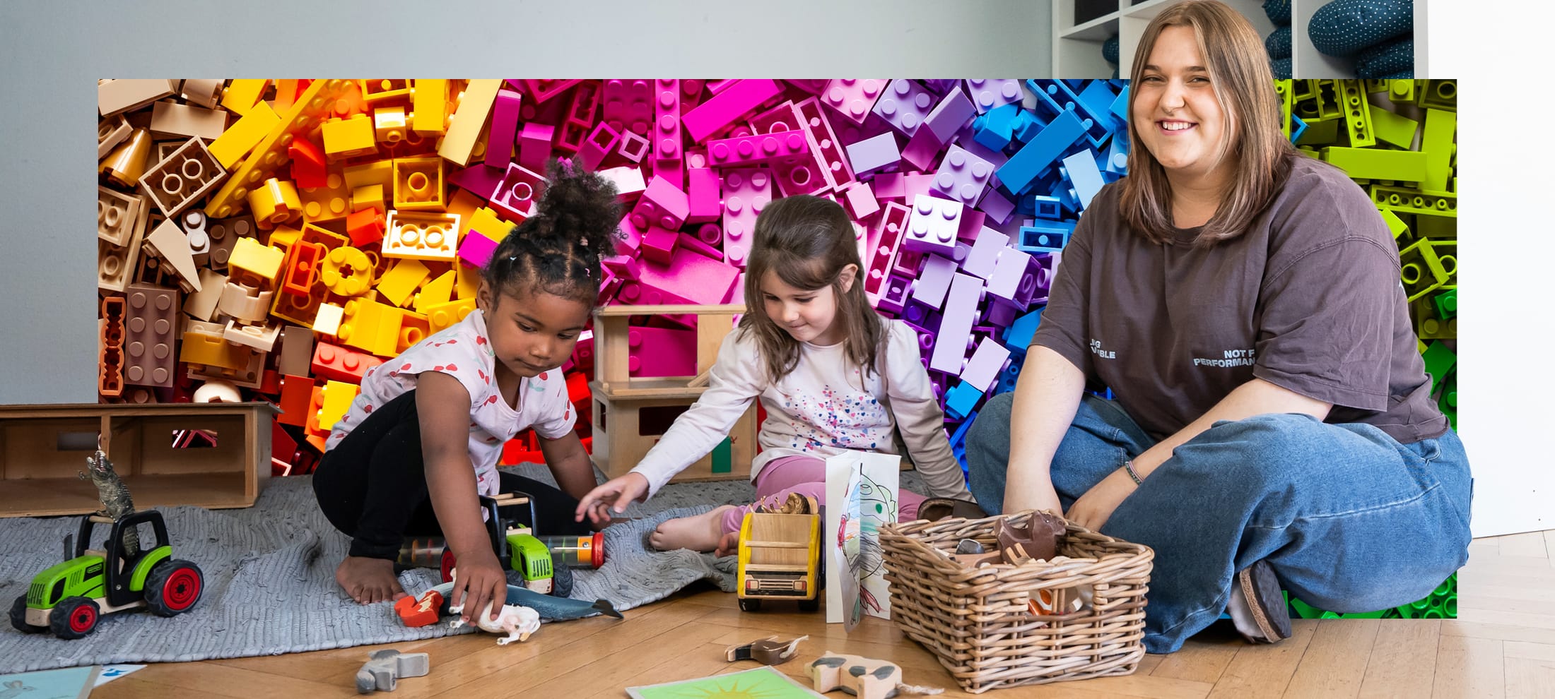 Zwei Kinder und ein Fachfrau Betreuung spielen zusammen