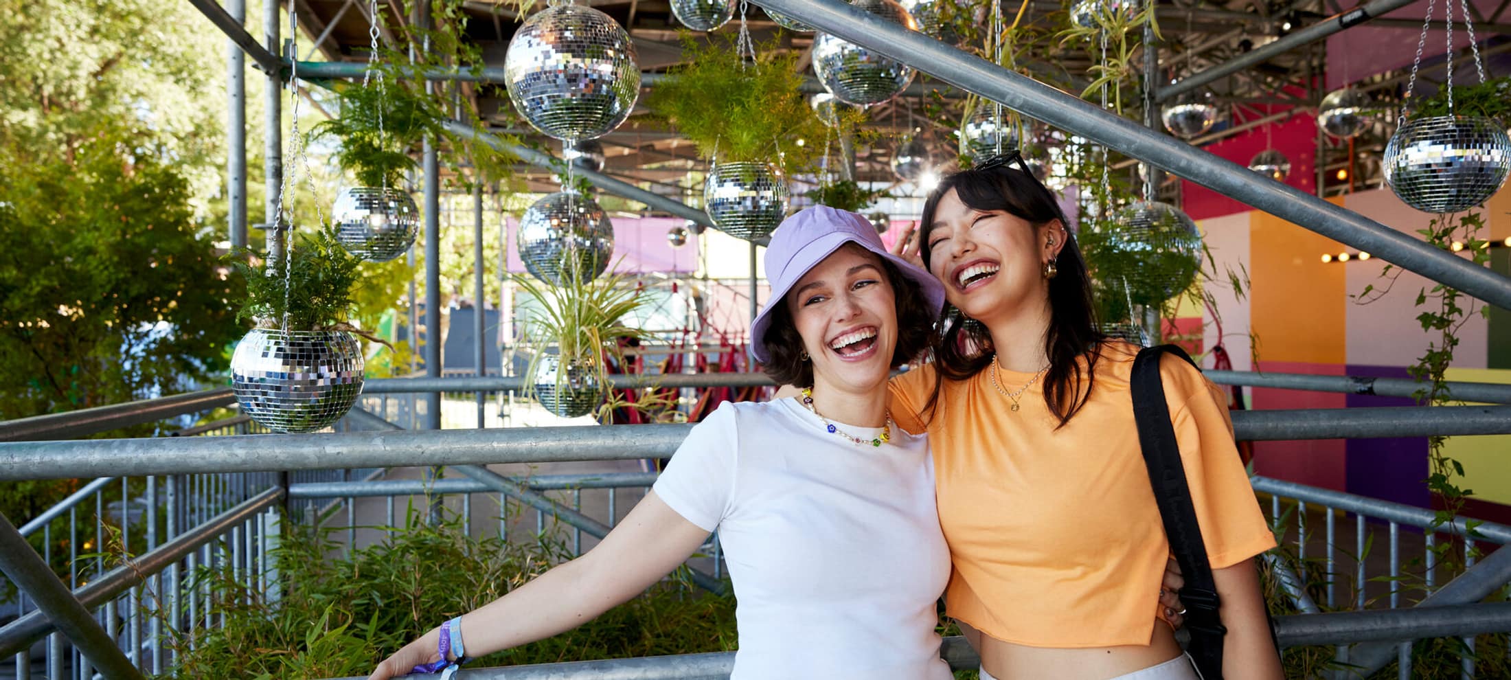 junge Frauen am Gurtenfestival