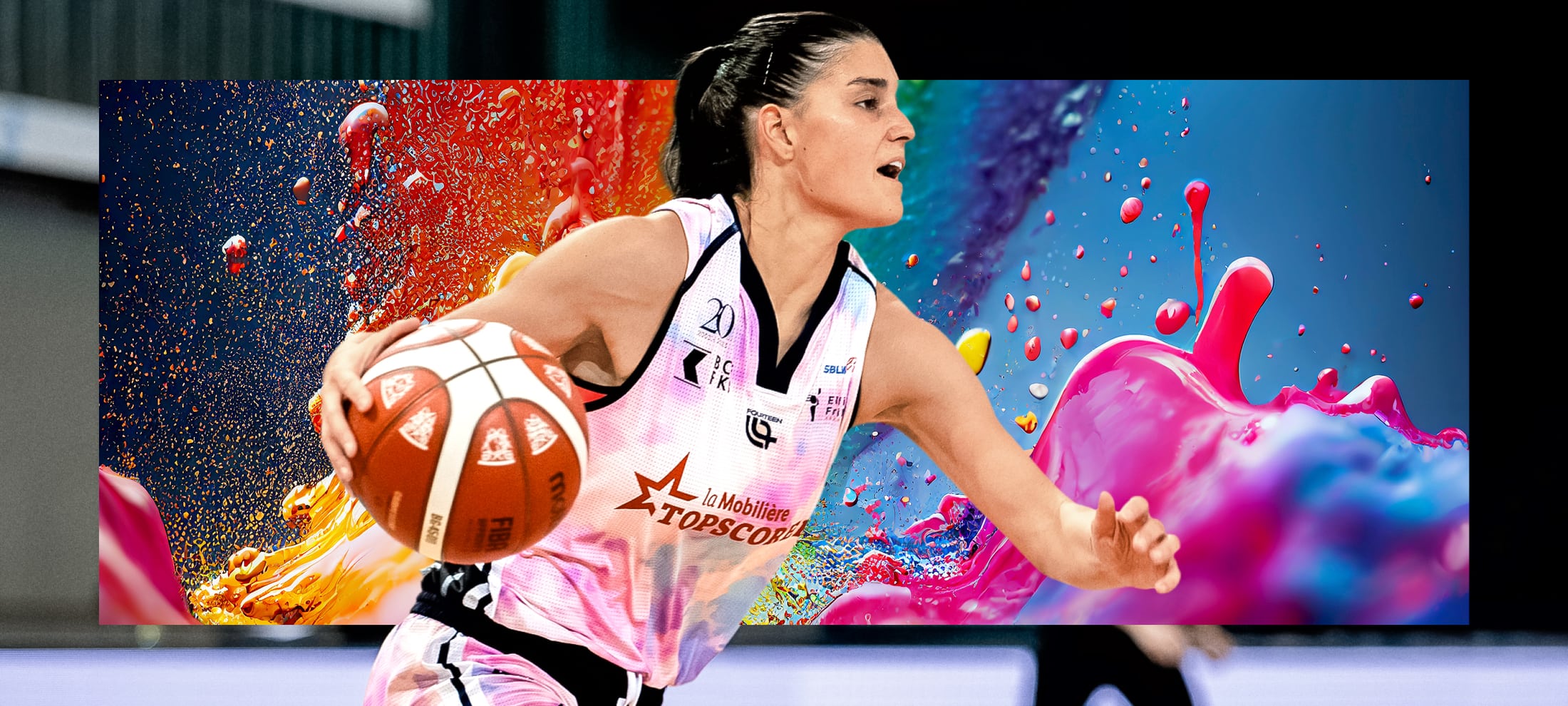 Frau im Sportdress mit einem Basketball an einem Match
