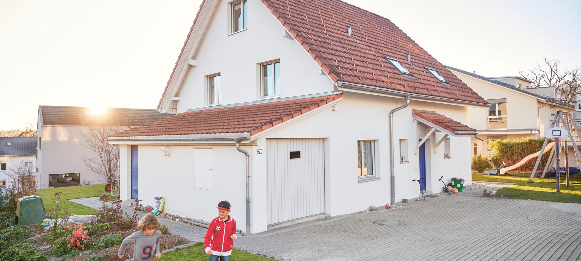 Haus mit Kindern am Fussball spielen