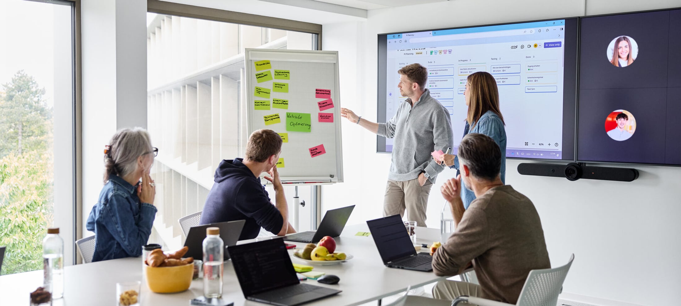 Atelier de gestion de la santé en entreprise : une équipe planifie des mesures pour l’organisation du travail et la santé.