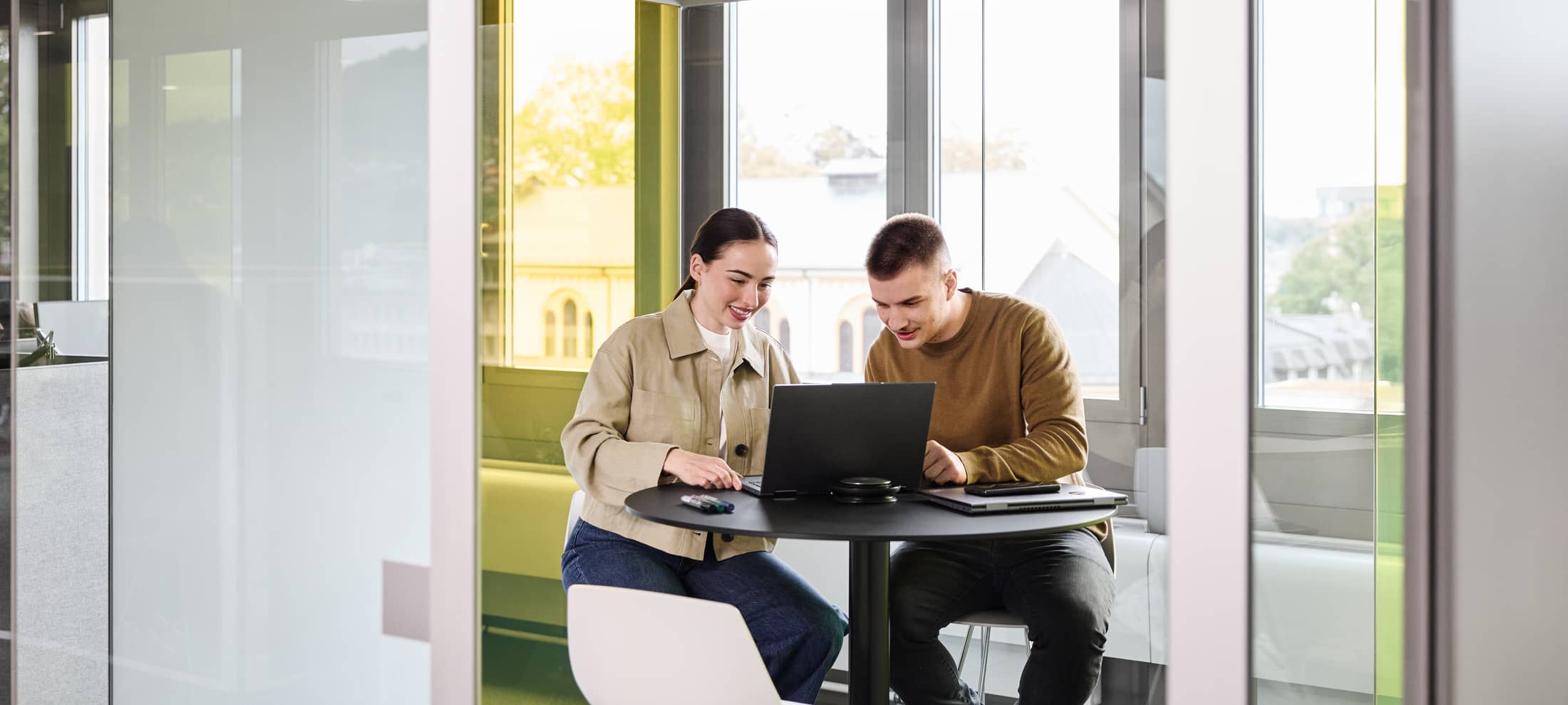 Drei Leute diskutieren an einem Stehtisch.