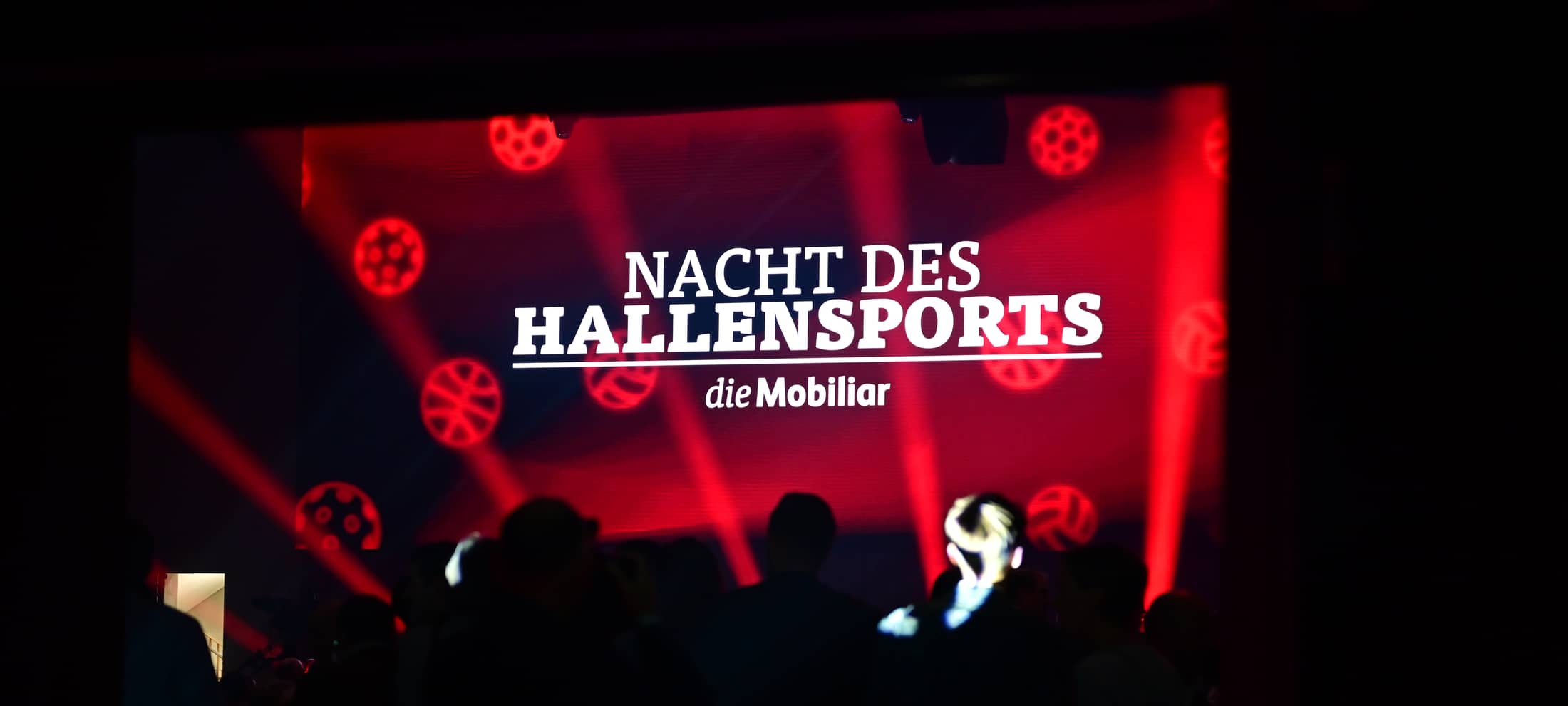 "Mobiliar Nacht des Hallensports" steht auf einem grossen Bildschirm