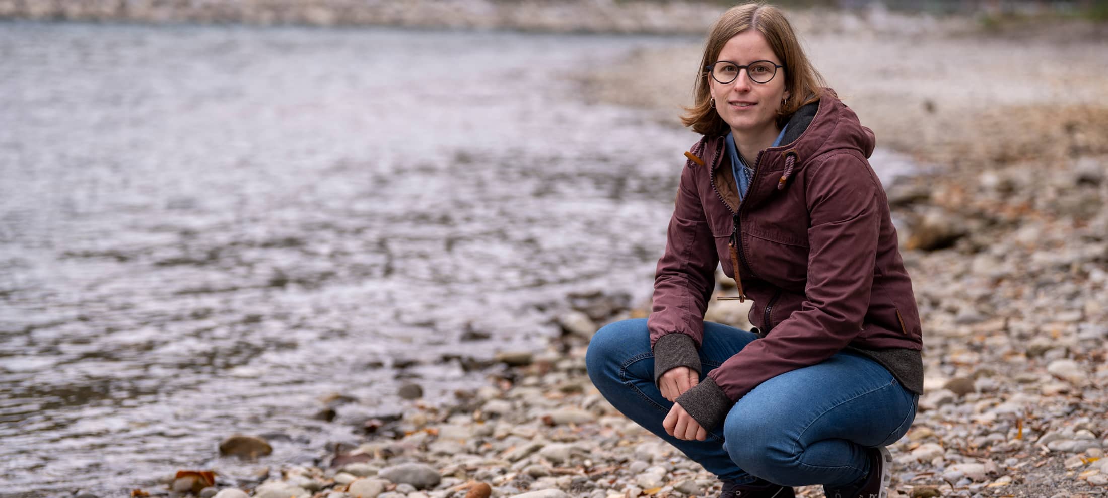 Portrait von Jessica Kramer an einem Fluss