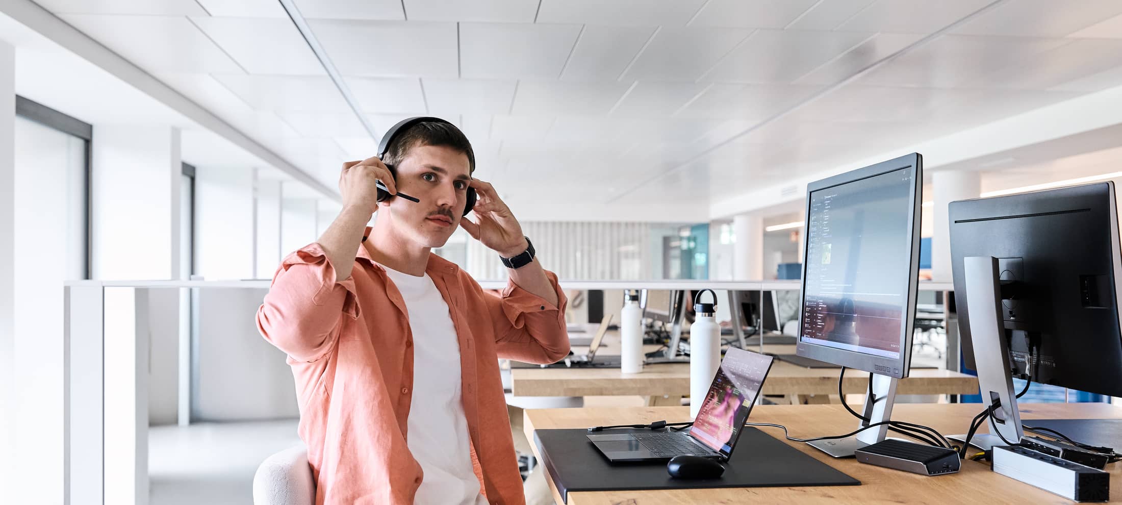 Frau mit Headset im Büro