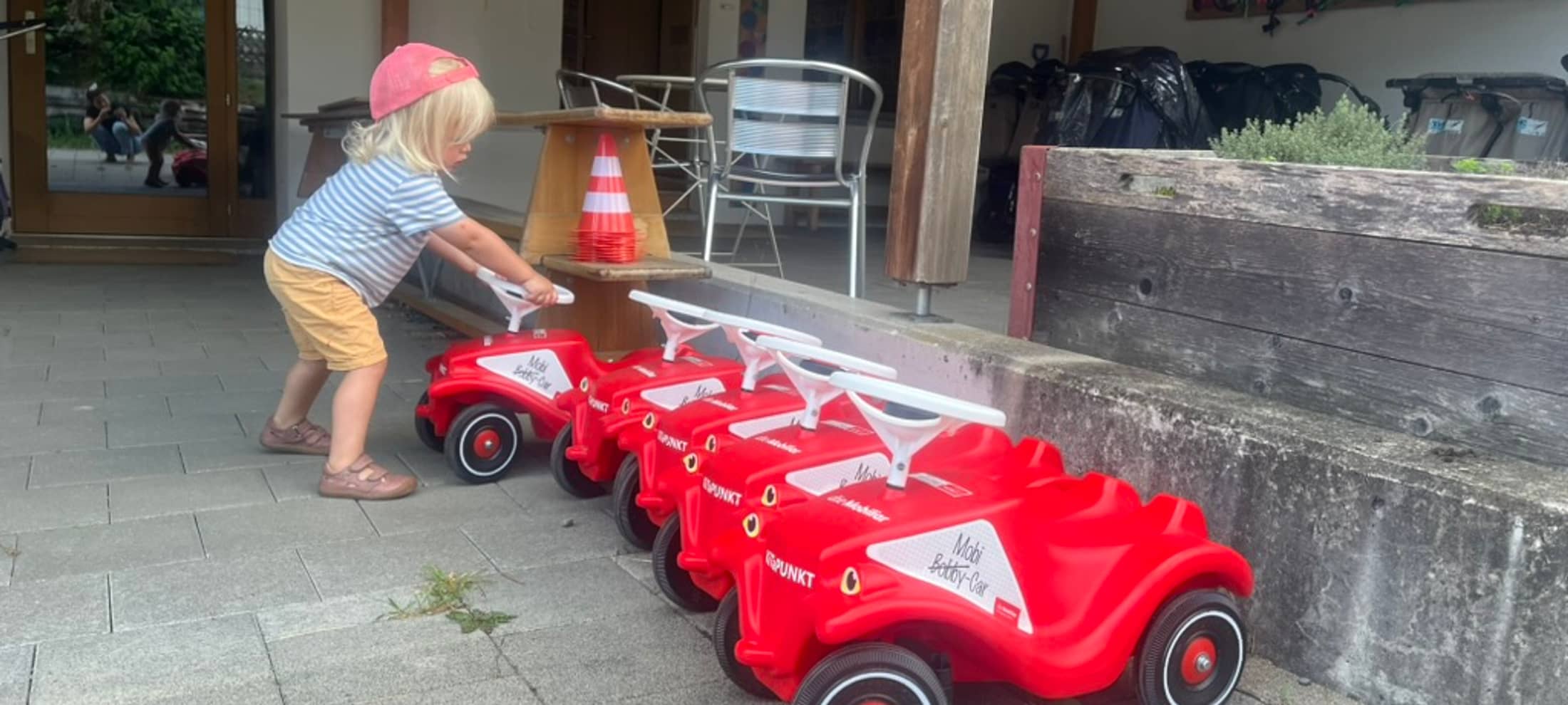 Bobby MobiCars stehen in einer Reihe