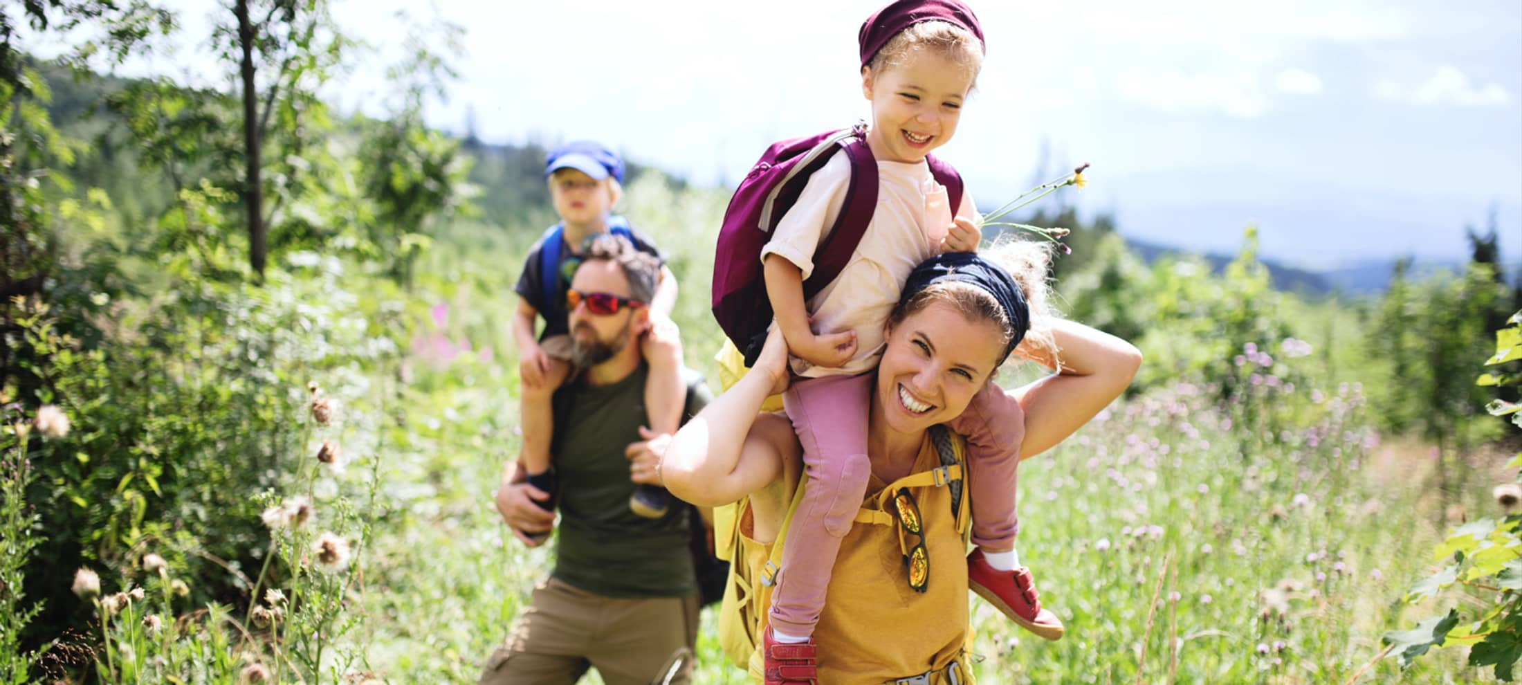 Familie beim Wandern in den Bergen.