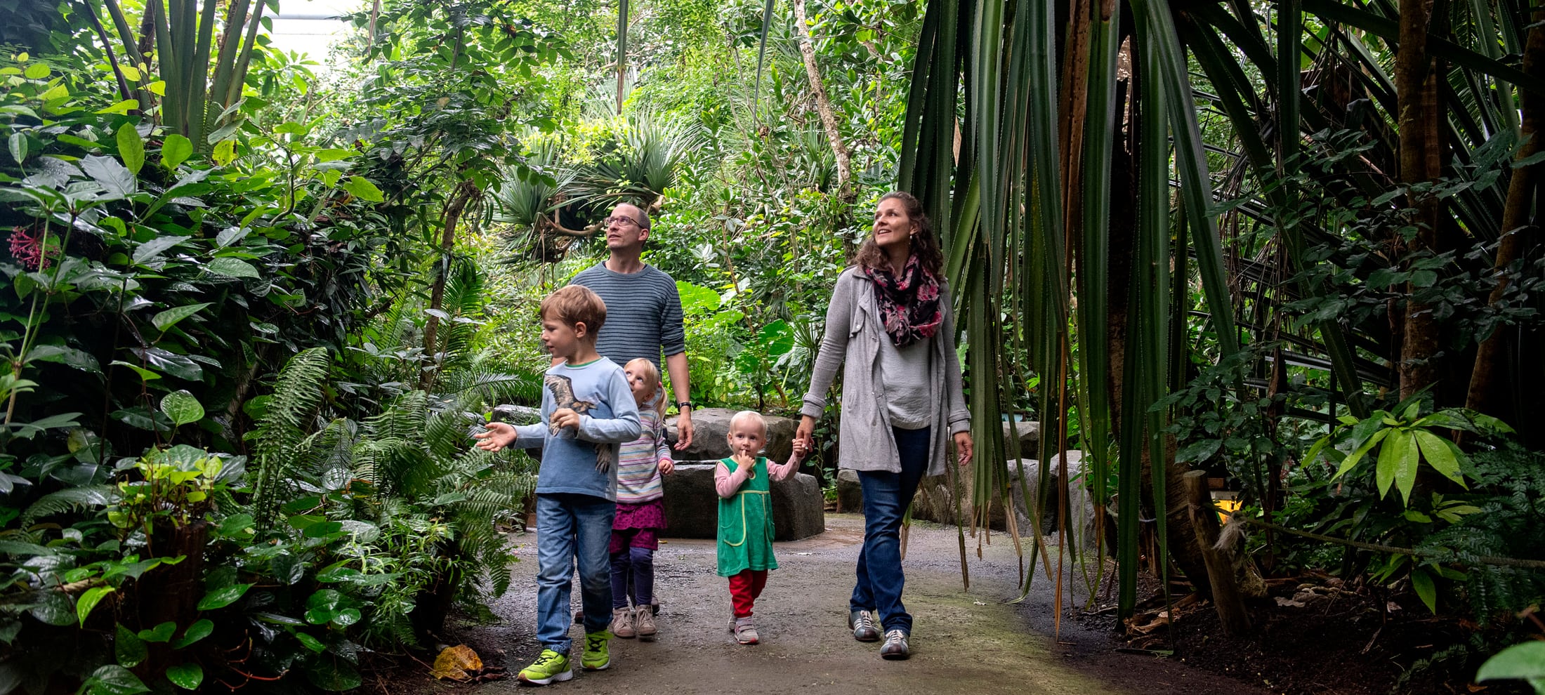 Familie im Zoo