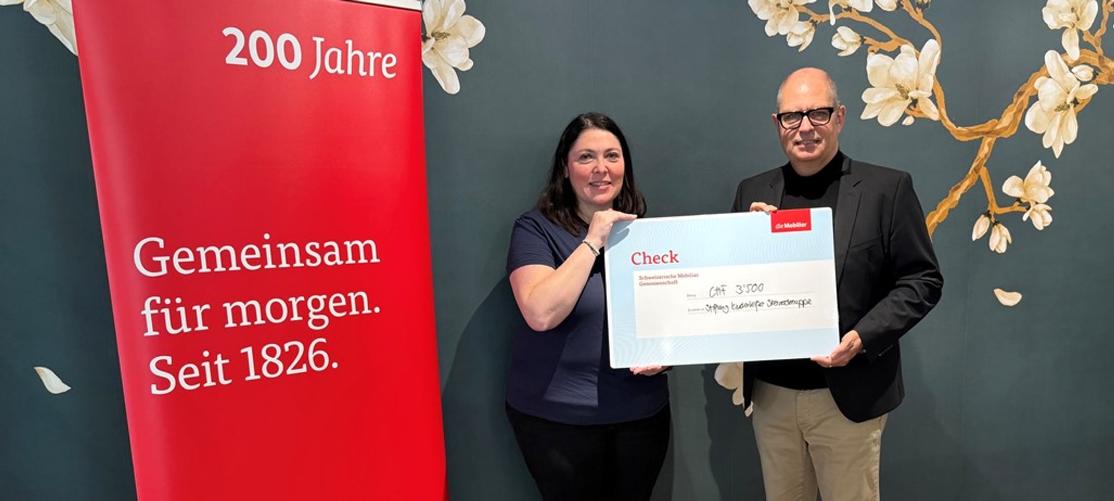 Andrea Lochinger (Stiftung Kinderhilfe Sternschnuppe) erhält Scheck von Markus Filser (Die Mobiliar)