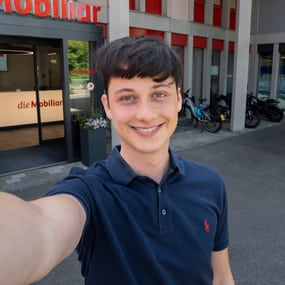 Auszubildende Kaufmann macht ein Selfie