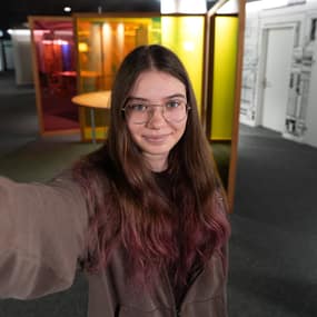 Auszubildende Informatik macht ein Selfie