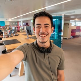 Un apprenti informaticien prend un selfie