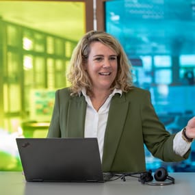 Frau am Laptop gestikuliert