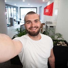 Un apprenti employée de commerce prend un selfie