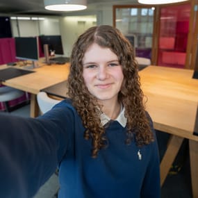 Auszubildende Mediamatik macht ein Selfie