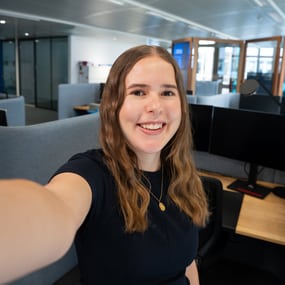 Auszubildende Kauffrau macht ein Selfie