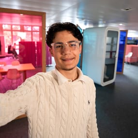 Auszubildender Informatik macht ein Selfie