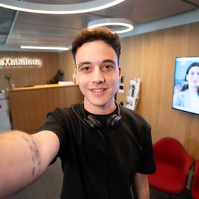 Apprendista commerciante fa un selfie.