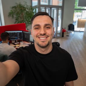 Apprendista commerciante fa un selfie.