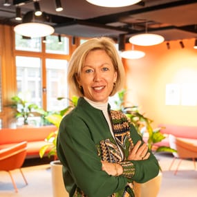 Barbara Agoba steht in Pausenraum und lächelt