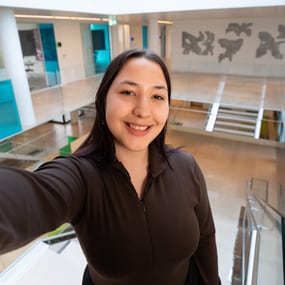 Un apprenti employée de commerce prend un selfie