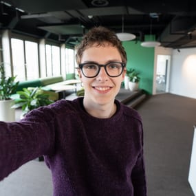 Auszubildender Mediamatik macht ein Selfie