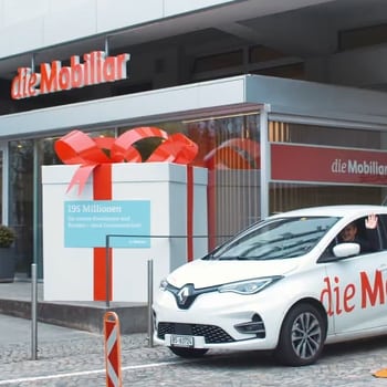 Un veicolo della Mobiliare si trova davanti a una filiale della Mobiliare.