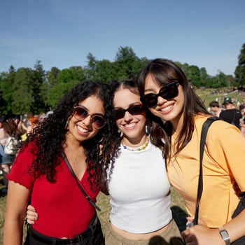 drei junge Frauen am Gurtenfestival