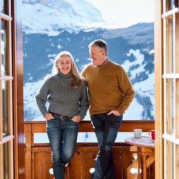 Ein Paar auf einem Balkon in Winterlandschaft