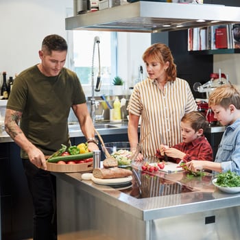 Une famille s’affaire en cuisine. 