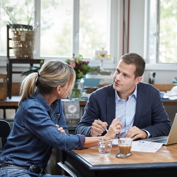Conseiller de la cliente dans l’atelier