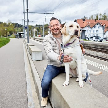 Mann mit Blindenhund