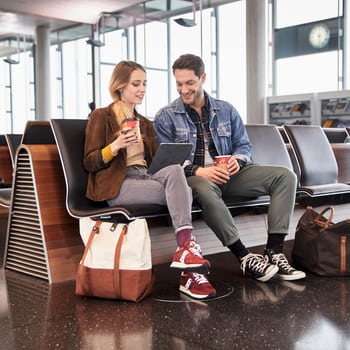 Un couple attend son vol dans un terminal