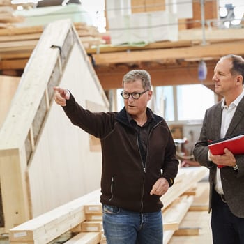 due uomini nel capannone della fabbrica