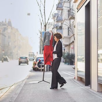 Une femme avec un mannequin de vitrine
