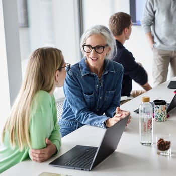 Collaboratori che discutono in ufficio