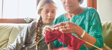 Frau und Kind beim Stricken